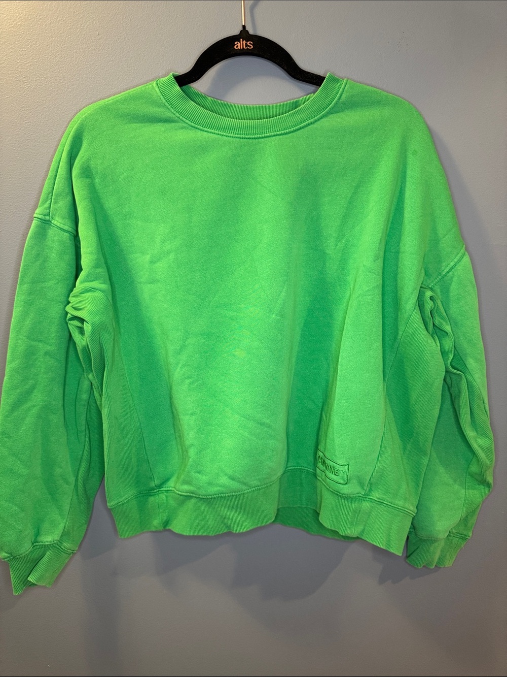 Vibrant Kelly Green Crewneck Sweater with Ribbed Neckline Pantone
